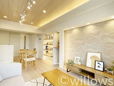 新規にフルリノベーションされた内装は、ホテルを思わせるような、おしゃれな造りになっています。ダウンライトや間接照明で落ち着いた雰囲気を出しつつ、洋室内をしっかりと明るく照らします。