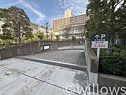 屋内駐車場は雨や砂ぼこりから汚れを守ってくれます。雨風で汚れる心配もありません。平置きで駐車出来るのは嬉しいですね。駐車場の空き情報はすぐに確認いたしますのでお気軽にお申し付けください。