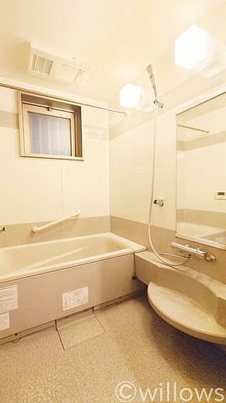 今日も頑張った自分にお疲れ様の一言を。落ち着いた色合いでより快適な空間になっております。浴室に窓が付いているのが大きなポイントです！