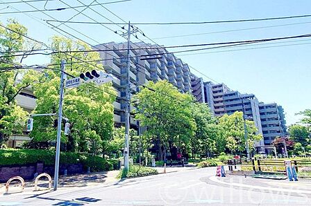 堂々たる趣ながら、主張し過ぎずどこか余裕を感じさせるシャープなフォルムで佇むマンションは、晴天の空と照らし合わせる事で、本来あるべき完成形の姿を見せてくれます。
