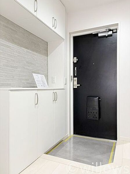 真っ白を基調とした玄関は、清潔感と明るさに満ちた空間で、仕事帰りの疲れをやさしく包み込みます。扉を開けた瞬間に心が自然と切り替わり、日常からプライベートへと導いてくれる、特別な時間を演出する玄関。