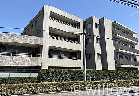 大切なペットとも暮らせる(規約有)、地上13階建て(4階部分)のマンションです。周辺は教育施設や商業施設が揃う、暮らしやすい街並みが魅力的です。
