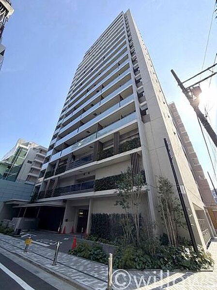堂々たる趣ながら、主張し過ぎずどこか余裕を感じさせるシャープなフォルムで佇むマンションは、晴天の空と照らし合わせる事で、本来あるべき完成形の姿を見せてくれます。
