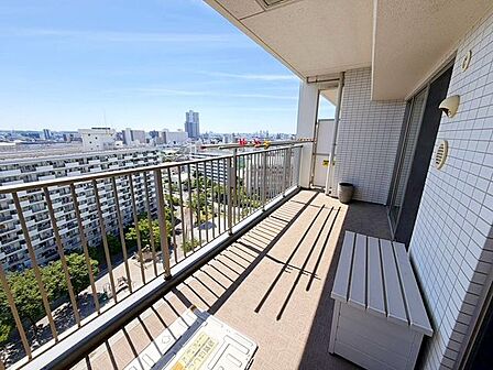 豊かな陽光に照らしだされる素敵な空間に感動すら覚えます。窓には木々の緑が木漏れ日と共にまるで絵画のように美しく映し出されます。季節を問わず華やいだ素敵な風景をお楽しみいただけます。