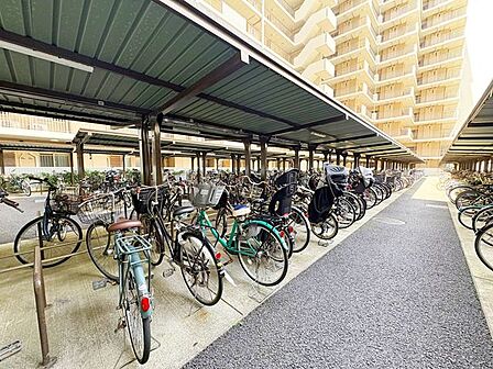 自転車は必需品という方も多くいらっしゃいます。見るとお子様を乗せる自転車も多く、このマンションコミュニティの雰囲気を教えてくれます。各お部屋ごとに3台程置けるスペースが設けられています。