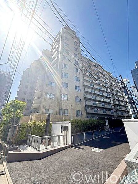 周辺は教育施設や商業施設が揃う、暮らしやすい街並みが魅力的です。