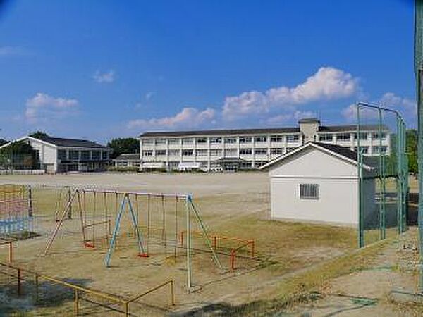 画像26:小学校「奈良市立佐保台小学校まで827m」