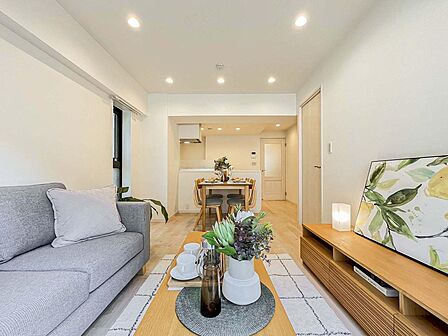 ※同施工タイプ、仕様イメージ写真(約11.9帖、本物件は約11.8帖となります、また対面キッチンではありません)。実際の家具等の配置とは相違する場合がございます。