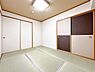 室内：リビングに隣接した和室です。客間としても家族のくつろぎの部屋としても、使い方いろいろです！