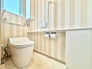 掃除がしやすくお洒落なタンクレストイレ♪快適な温水洗浄便座付きです！