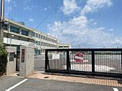 赤星小学校　徒歩約10分（約756ｍ）　周囲を田園に囲まれたのどかな小学校。【校訓】考え明るくたくましい子　あたたかい人間関係をつくる子どもたちへ心に「種」を植える道徳学習。
