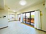 リビング/ダイニング：LDK約17帖の開放的な居住空間でゆったり寛げます♪対面キッチンでご家族とお話ししながら家事もはかどりますね♪