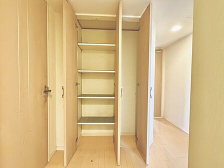 棚があり整理しやすい収納です。