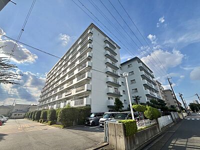 外観:最寄り駅のJR東海道本線「尾頭橋」駅まで徒歩約9分の好立地に建つ中古マンションです。 外観:最寄り駅のJR東海道本線「尾頭橋」駅まで徒歩約9分の好立地に建つ中古マンションです。