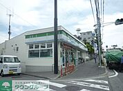 ファミリーマート 徒歩4分。 310m