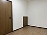 その他：シンプルな内装で、お好みの家具を配置しやすいお部屋です。収納スペースもあり、すっきりとした暮らしが叶います。