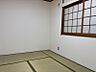 その他：和の趣を感じる居室は、障子からの柔らかな光が心地よい空間です。書斎や客間など、多目的にご利用いただけます。