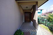 玄関は奥まっていて、人の出入りが見えにくいので防犯面も安心です。屋根があるので雨の日も安心してカバンの中から鍵が探せますね＾＾