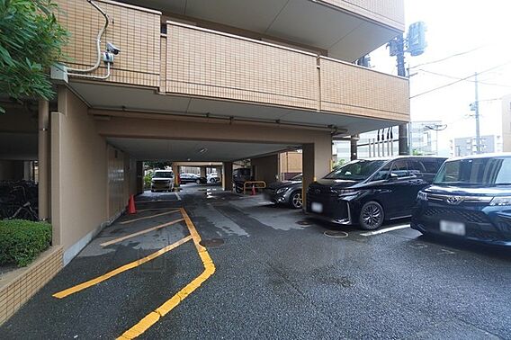敷地内平面駐車...