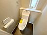 室内：1階2階の2ヶ所にトイレがありますので、忙しい朝にも家族に気を使わず、ゆとりが生まれますね＾＾ 小窓付きで換気する時に便利です＾＾ 