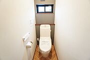 1階2階の2ヶ所にトイレがありますので、忙しい朝にも家族に気を使わず、ゆとりが生まれますね＾＾ 小窓付きで換気する時に便利です＾＾ 