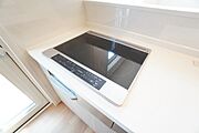 お手入れのしやすいIHクッキングヒーターです。3口コンロなので、効率よくお料理が楽しめます。毎日のお料理も楽しくなりますね＾＾