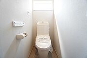 1階2階の2ヶ所にトイレがありますので、忙しい朝にも家族に気を使わず、ゆとりが生まれますね＾＾ 小窓付きで換気する時に便利です＾＾