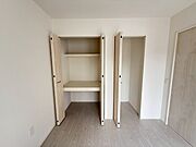 洋室にはダブルクローゼットが設けられています＾＾たっぷり収納できるので衣替えの心配もいりませんね＾＾