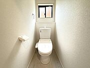 ウォシュレット、暖房便座、節電・節水機能など、使い勝手のよい高機能トイレです。 上部には収納棚が付いています＾＾