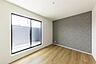 寝室：主寝室としてお使いいただけそうなこちらのお部屋は、日当たりが良く、爽やかな風を感じて起きる朝は、快適生活の始まりに。 アクセントクロスでこだわりの空間です＾＾ 