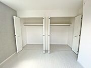 洋室にはハンガーパイプ付きのウォークインクローゼットが設けられています。たっぷり収納できるので衣替えの心配もいりませんね＾＾