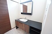 三面鏡裏収納付き洗面化粧台です＾＾ 歯磨きセットやスキンケア用品などの収納に便利ですね。