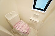 1階2階の2ヶ所にトイレがありますので、忙しい朝にも家族に気を使わず、ゆとりが生まれますね＾＾ 小窓付きで換気する時に便利です＾＾