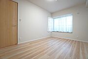 主寝室としてお使いいただけそうなこちらのお部屋は、日当たりが良く、爽やかな風を感じて起きる朝は、快適生活の始まりに。