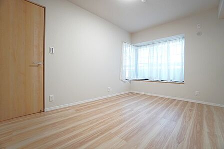 主寝室としてお使いいただけそうなこちらのお部屋は、日当たりが良く、爽やかな風を感じて起きる朝は、快適生活の始まりに。