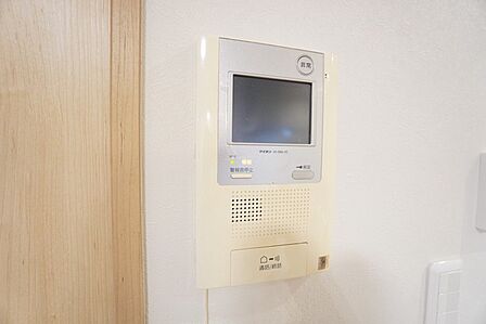 防犯はもちろん、セールスマン対策にもなるモニター付きインターホンです。