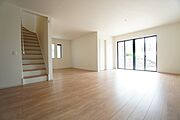 大きな掃き出し窓のあるリビングは、陽光あふれる明るい空間です。ゆったりと寛げる憩いの場となりそうです。