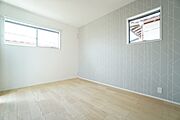 主寝室としてお使いいただけそうなこちらのお部屋は、日当たりが良く、爽やかな風を感じて起きる朝は、快適生活の始まりに。