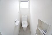 1階2階の2ヶ所にトイレがありますので、忙しい朝にも家族に気を使わず、ゆとりが生まれますね＾＾ 小窓付きで換気する時に便利です＾＾