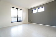 主寝室としてお使いいただけそうなこちらのお部屋は、日当たりが良く、爽やかな風を感じて起きる朝は、快適生活の始まりに。