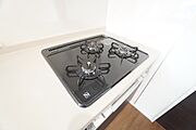 3種類の料理が同時に調理できる、3口ガスコンロ。忙しい夕食の支度時間が短縮できて効率よくお料理が楽しめます。