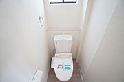 1階2階の2ヶ所にトイレがありますので、忙しい朝にも家族に気を使わず、ゆとりが生まれますね＾＾ 小窓付きで換気する時に便利です＾＾