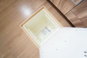 キッチンに床下収納があります。長期保存ができるもの、調理器具、防災グッズを入れておくのもいいですね。