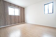 7.25帖。主寝室としてお使いいただけそうなこちらのお部屋は、日当たりが良く、爽やかな風を感じて起きる朝は、快適生活の始まりに。 アクセントクロスでお洒落な空間＾＾ 
