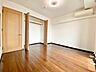 寝室：7.3帖。主寝室としてお使いいただけそうなこちらのお部屋は、日当たりが良く、爽やかな風を感じて起きる朝は、快適生活の始まりに。 