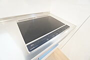 お手入れのしやすいIHクッキングヒーターです。3口コンロなので、効率よくお料理が楽しめます。毎日のお料理も楽しくなりますね＾＾