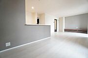 対面式キッチンを中心としたリビングダイニング。居心地良く、ご家族皆がゆったり寛げる憩いの空間となりそうです。