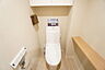 室内：上部には収納棚付きで、トイレットペーパーや掃除用品を収納できてすっきり整理整頓されたトイレに＾＾