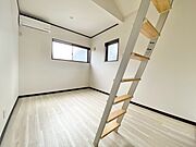 6帖。別角度。2面採光を確保した明るい室内は、風通しも良く、大変居心地の良い空間となっております。