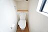 室内：1階2階の2ヶ所にトイレがありますので、忙しい朝にも家族に気を使わず、ゆとりが生まれますね＾＾ 小窓付きで換気する時に便利です＾＾